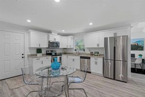 Fridge, microwave, oven, stovetop - Stylish in heart of Tampa 2bed/2bath Close to YBOR (Tampa)