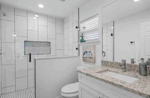 Shower, towels - Trendy 2 bed 2 bath Heart of Tampa Unit B (Tampa)