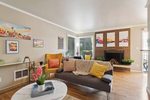 Unclassified image, 5 of 42, button - Vibrant 2bed - Stroll to Needle (Seattle, WA 98109)