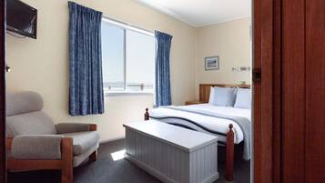 Tabla de planchar con plancha, wifi y ropa de cama