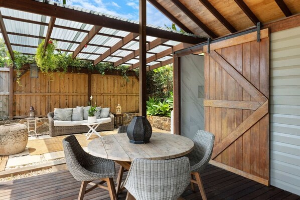Outdoor dining - Mini Mullum Studio Retreat (Mullumbimby)
