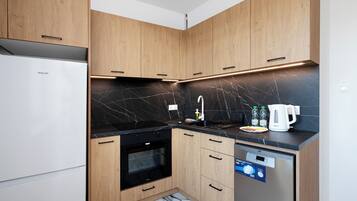 Fridge, oven, stovetop, dishwasher