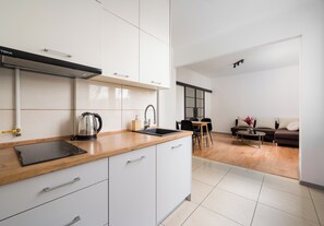 Fridge, stovetop, dishwasher - Metro Młynów City Comfort Apartment (Warszawa)
