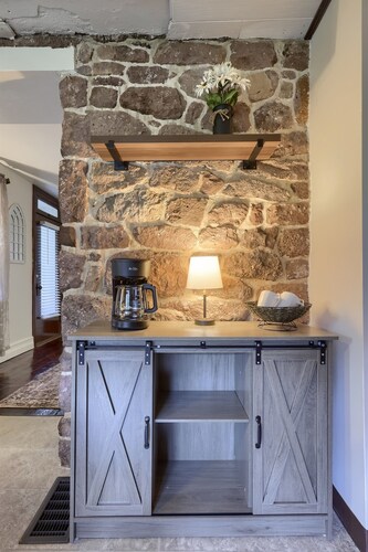 Cedar Glen Farmhouse • 1800s Stone Retreat