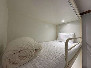 標準共用宿舍, 僅限女士, 空調, 城市景觀 | 遮光布/窗簾、熨斗/熨衣板、免費無線上網