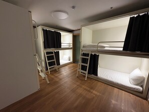 ستائر تعتيم ومكواة/لوح كي وواي فاي مجانًا