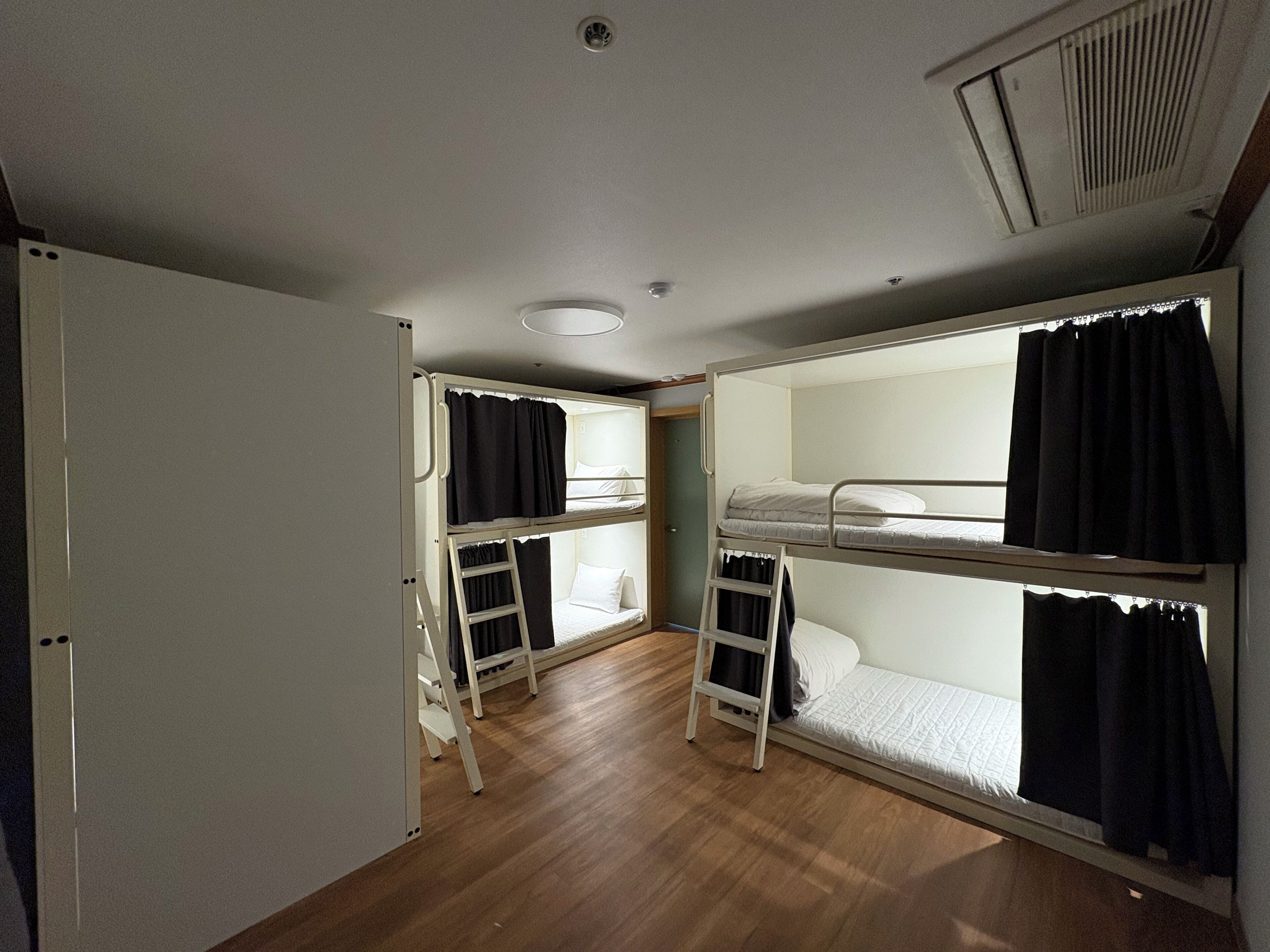 스탠다드 공용 도미토리, 여성 전용, 전용 욕실, 시내 전망 | 암막 커튼, 다리미/다리미판, 무료 WiFi