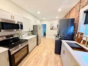 Refrigerador, microondas, horno y parrilla de estufa 