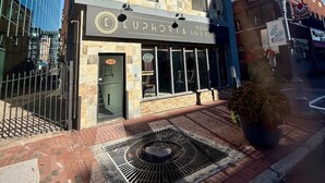 Un immeuble de deux étages doté d’une façade en pierre et de grandes fenêtres.