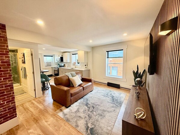 TV - Modern Rustic Luxury - 1 Bdrm (Moncton)