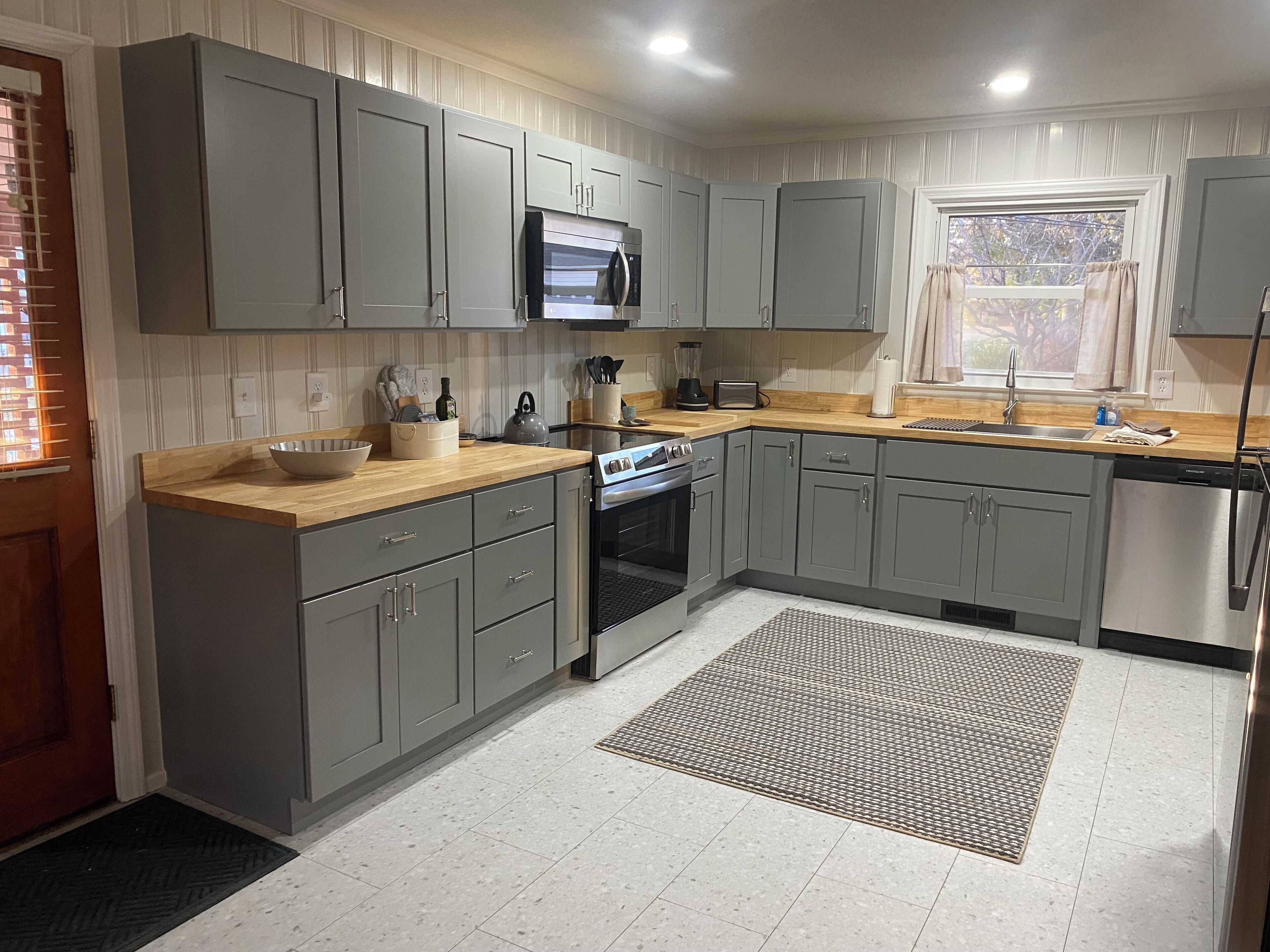 Mikrowelle, Herdplatte, Geschirrspüler