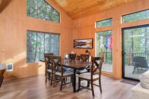 Dining - Mother's Day- Pinecrest Lake is OPEN! 5 Min to the Lake! Book Now. We Sleeps 10 (Cold Springs)