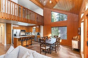 Dining - Mother's Day- Pinecrest Lake is OPEN! 5 Min to the Lake! Book Now. We Sleeps 10 (Cold Springs)