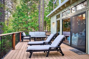 Terrace/patio - Mother's Day- Pinecrest Lake is OPEN! 5 Min to the Lake! Book Now. We Sleeps 10 (Cold Springs)