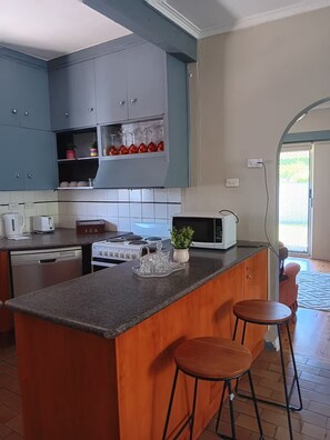 Fridge, microwave, oven, stovetop - Family friendly Centrally located,close to shops, restaurants and amenitie (North Albury)