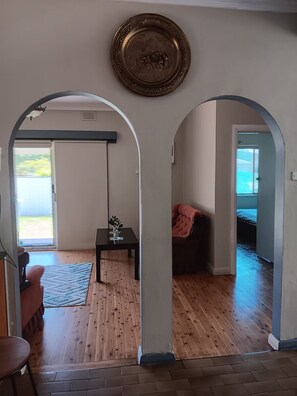 Interior - Family friendly Centrally located,close to shops, restaurants and amenitie (North Albury)