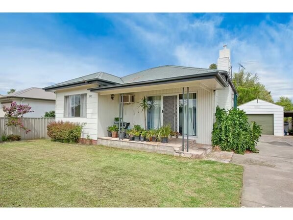 Exterior - Family friendly Centrally located,close to shops, restaurants and amenitie (North Albury)
