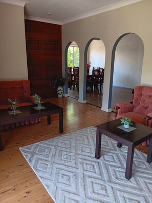 Interior - Family friendly Centrally located,close to shops, restaurants and amenitie (North Albury)