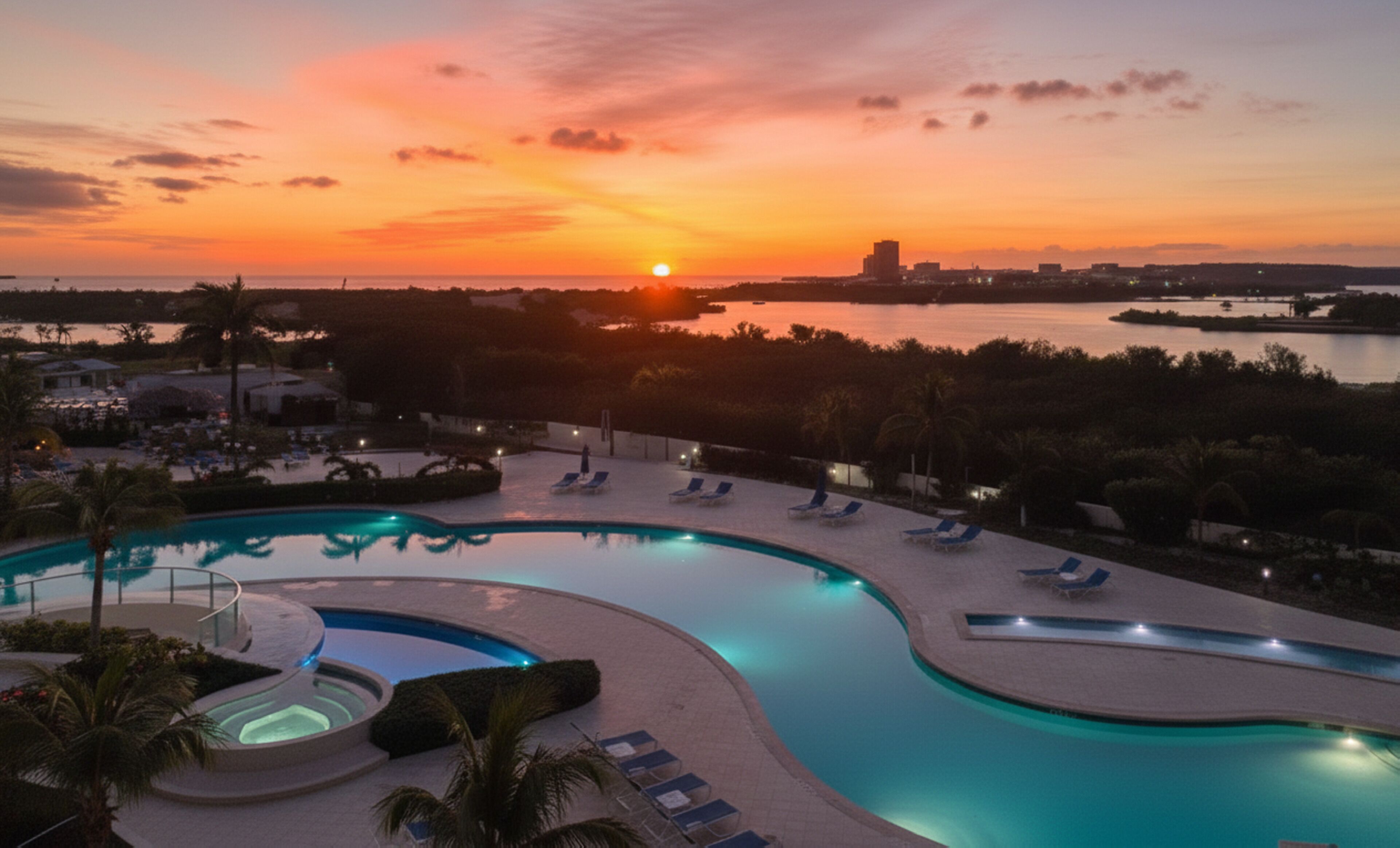 Una piscina al aire libre
