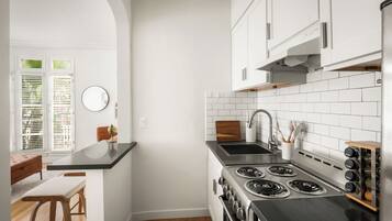 Deluxe Studio, 1 Double Bed, Kitchen | Private kitchen | Fridge, microwave, oven, stovetop