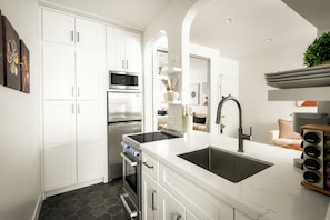 Deluxe Studio, 1 Queen Bed, Kitchen | Private kitchen | Fridge, microwave, oven, stovetop