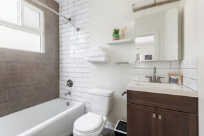 Deluxe-Suite, 1 Schlafzimmer, Küche | Badezimmer | Duschwanne, Bademäntel, Hausschuhe, Handtücher