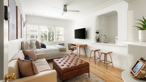 Studio – deluxe, 1 queensize-seng, kjøkken | Oppholdsområde
