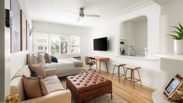 Deluxe Studio, 1 Queen Bed, Kitchen | Living area
