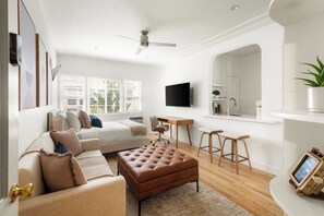 Deluxe Studio, 1 Queen Bed, Kitchen | Living area