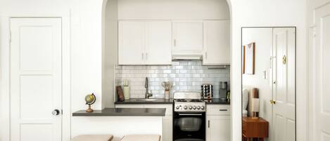 Deluxe Studio, 1 Double Bed, Kitchen | Private kitchen | Fridge, microwave, oven, stovetop