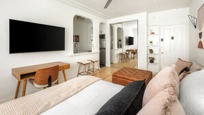 Studio – deluxe, 1 queensize-seng, kjøkken | Skrivebord, skrivebord for bærbar PC og blendingsgardiner