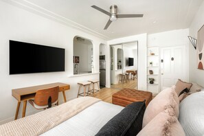 Studio – deluxe, 1 queensize-seng, kjøkken | Skrivebord, skrivebord for bærbar PC, wi-fi (inkludert) og sengetøy