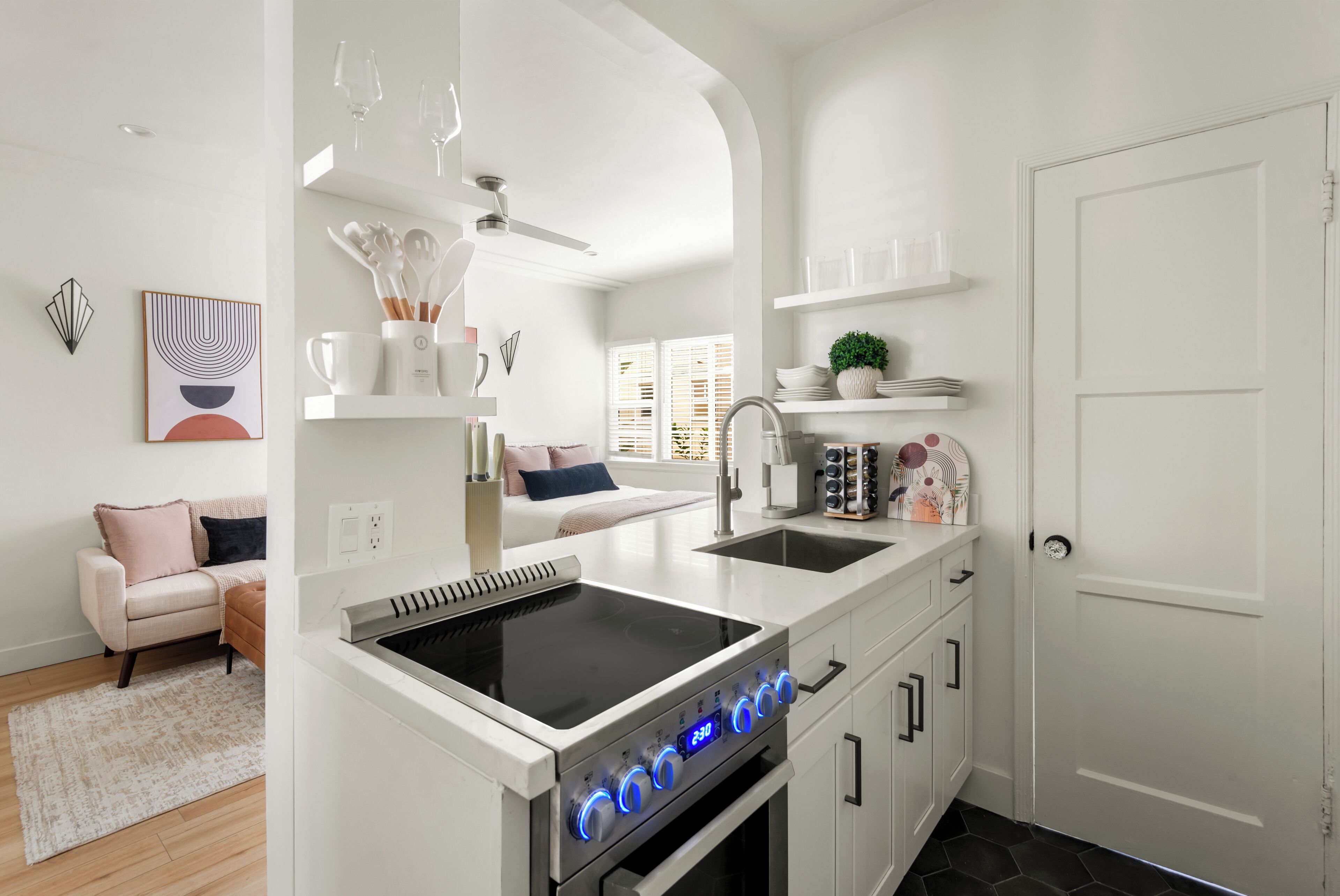 Studio – deluxe, 1 queensize-seng, kjøkken | Eget kjøkken | Kjøleskap, mikrobølgeovn, ovn og kokeplater