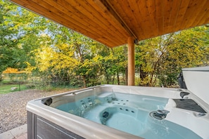 Outdoor spa tub - My Green Acres -Relaxing Retreat w/ Steam Shower, Jacuzzi & Outdoor Space (Cornville)