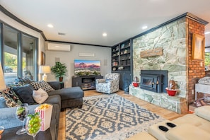Smart TV, fireplace - My Green Acres -Relaxing Retreat w/ Steam Shower, Jacuzzi & Outdoor Space (Cornville)
