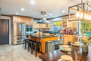 Fridge, microwave, oven, stovetop - My Green Acres -Relaxing Retreat w/ Steam Shower, Jacuzzi & Outdoor Space (Cornville)