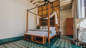 Suite Deluxe, 1 cama King size | Caja de seguridad en la habitación y escritorio