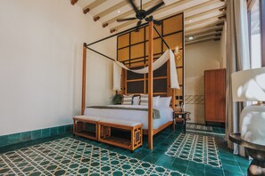 Suite Deluxe, 1 cama King size | Caja de seguridad en la habitación y escritorio 