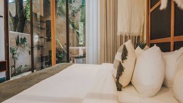 Suite Deluxe, 1 cama King size | Caja de seguridad en la habitación y escritorio