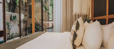 Phòng Suite Deluxe, 1 giường cỡ king | Két bảo mật tại phòng, bàn, khu vực làm việc phù hợp cho laptop