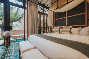 Habitación Deluxe, 1 cama King size, junto a la alberca | Caja de seguridad en la habitación y escritorio 