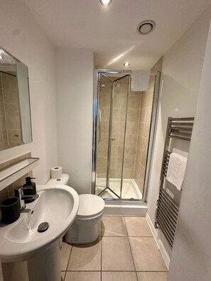 Shower, hair dryer, towels, soap - The Grounded Pearl (Salford)