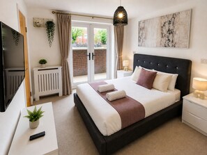 2 bedrooms, iron/ironing board, WiFi, bed sheets - The Grounded Pearl (Salford)