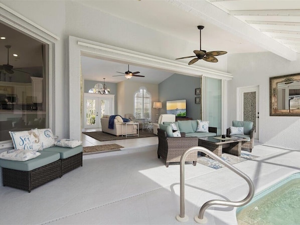 Pool - Beautiful vacation home with great lake view and pool in Naples (Naples)