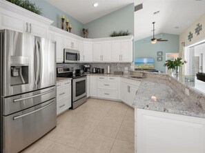 Microwave, oven, stovetop, dishwasher - Beautiful vacation home with great lake view and pool in Naples (Naples)