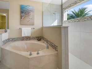 Shower, hair dryer, towels - Beautiful vacation home with great lake view and pool in Naples (Naples)