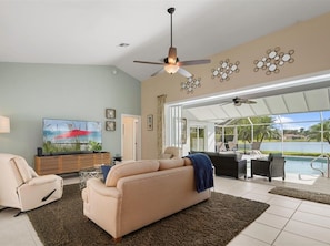 TV - Beautiful vacation home with great lake view and pool in Naples (Naples)