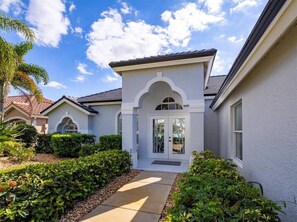 Exterior - Beautiful vacation home with great lake view and pool in Naples (Naples)