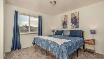 3 soverom, skrivebord, strykejern/-brett og reiseseng for barn