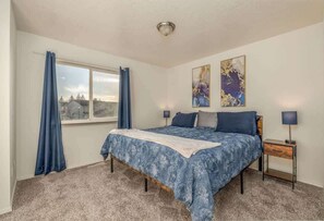 3 bedrooms, desk, iron/ironing board, travel cot - Cozy Post Falls Townhome: Garage, Pets Welcome! (Post Falls)